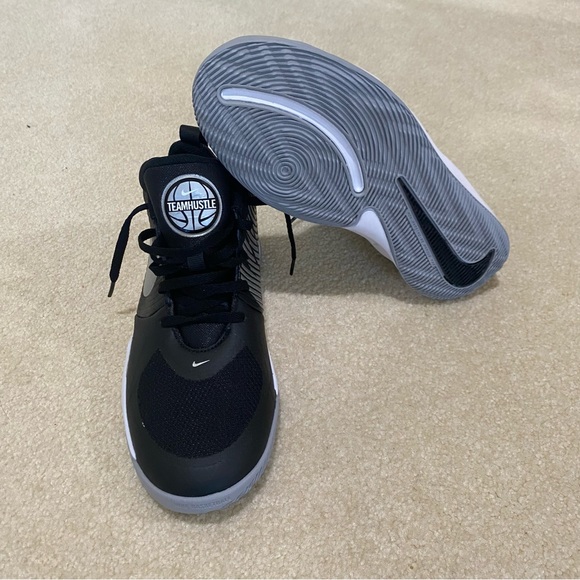 NWOB Nike Unisex - child team hustle D 9 basketball sneakers big kids size 5y - Picture 2 of 8